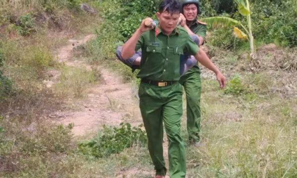 Công an dùng võng đưa hai người bị ong đốt nguy kịch đi cấp cứu