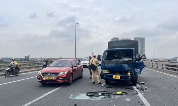 Tai nạn ô tô liên hoàn trên cầu Nhật Tân