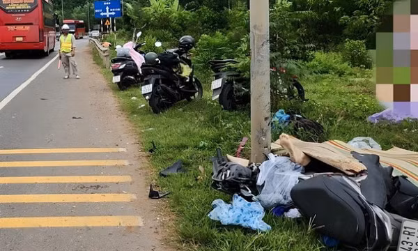 Xe máy lạc tay lái tông vào trụ đèn đường, 2 thanh niên thương vong