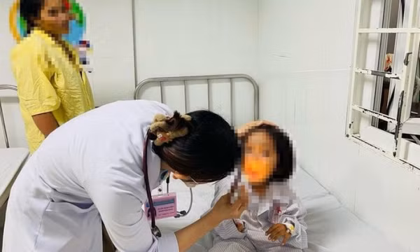 Ba cháu bé uống nhầm chất tẩy rửa, một cháu tử vong