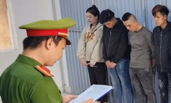 Nữ 'đại ca' dùng bình xịt tấn công công an khi bị truy đuổi
