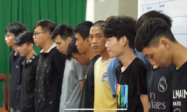Hơn 60 người vác mã tấu, kiếm đập phá quán cà phê