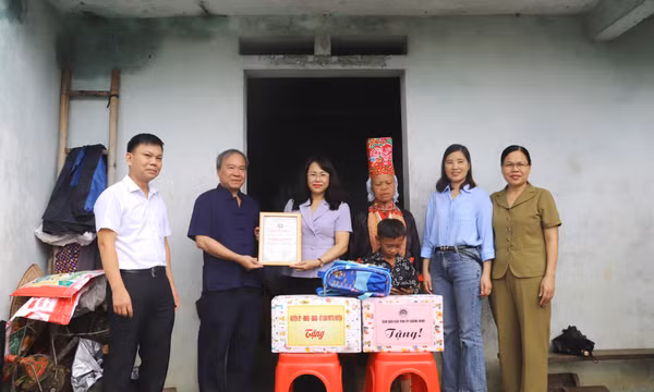 Ban Dân Vận Tỉnh ủy thăm, trao quà đỡ đầu cho trẻ em có hoàn cảnh khó khăn, mất nguồn nuôi dưỡng 