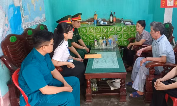Trung đoàn 244 (Bộ CHQS tỉnh Quảng Ninh): Tặng sổ tiết kiệm cho gia đình chính sách tại TP Uông Bí