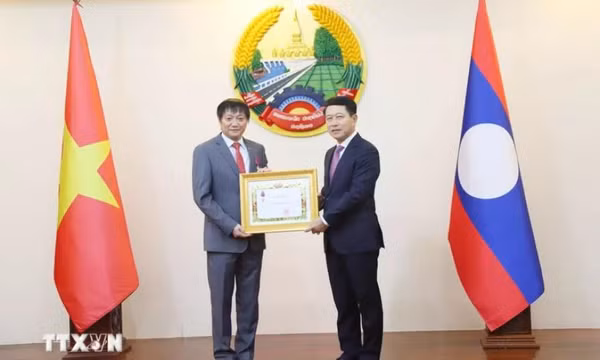 Lào trao tặng Huân chương Tự do đầu tiên cho Đại sứ Việt Nam