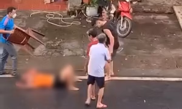 Chồng đuổi chém vợ trọng thương rồi cầm dao tự vẫn ở Lào Cai