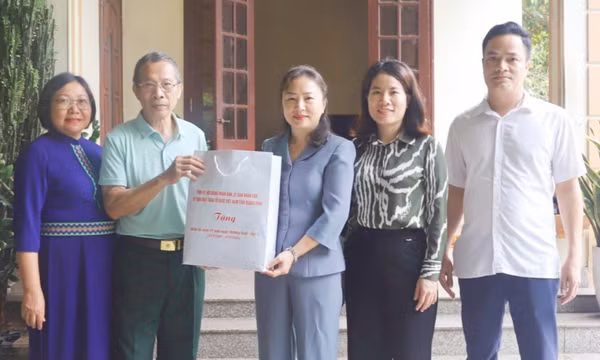 Phó Chủ tịch Thường trực HĐND tỉnh thăm, tặng quà người có công với cách mạng