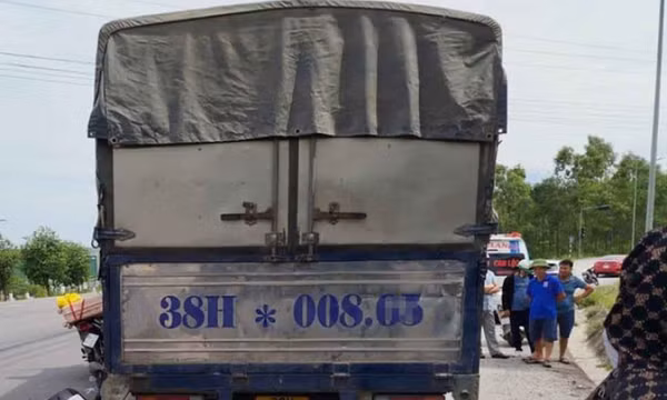 Xe tải va chạm xe máy, 1 người tử vong, 2 người bị thương