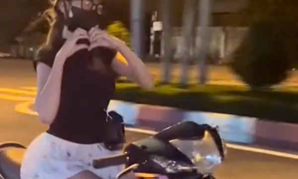 Cô gái buông hai tay 'diễn xiếc', tạo hình trái tim khi lái xe trên đường phố