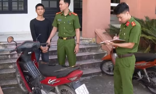 Người đàn ông ở Thái Bình bịt mặt, cầm dao ra đường cướp xe máy
