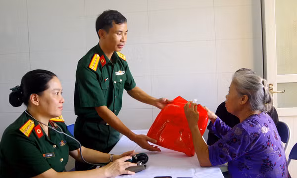 Khám bệnh, cấp thuốc miễn phí cho đối tượng chính sách huyện Hải Hà