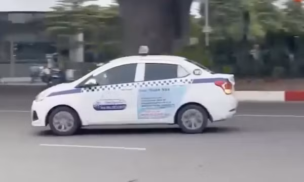 Tự mở cửa ô tô của người khác rồi lái xe 'biểu diễn' drift trên đường Hà Nội