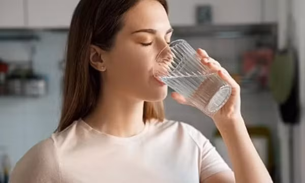 4 dấu hiệu bất thường khi uống nước cảnh báo thận suy yếu