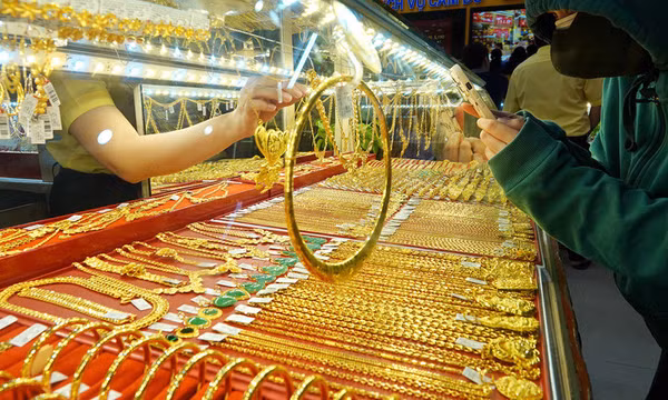 Giá vàng cao kỷ lục, nhu cầu vàng trang sức ở Việt Nam giảm