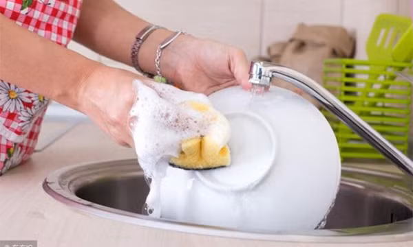 Không phải ai cũng biết thế nào là rửa bát đúng cách