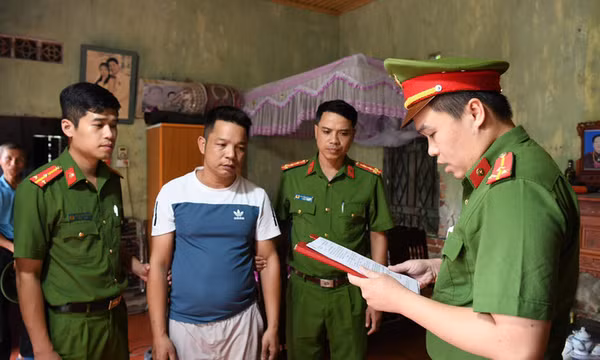 Vụ bé trai 11 tuổi bị đánh bầm tím: Bắt tạm giam người tình của mẹ