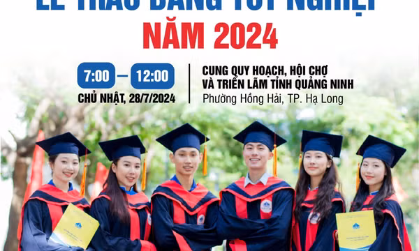 Ngày 28/7, Trường Đại học Hạ Long trao bằng tốt nghiệp cho sinh viên 