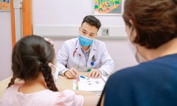 Bố mẹ đứng ngồi không yên vì con dậy thì sớm