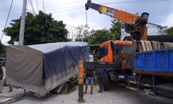 Va chạm xe máy, xe tải đẩy theo nạn nhân tông sập tường rào