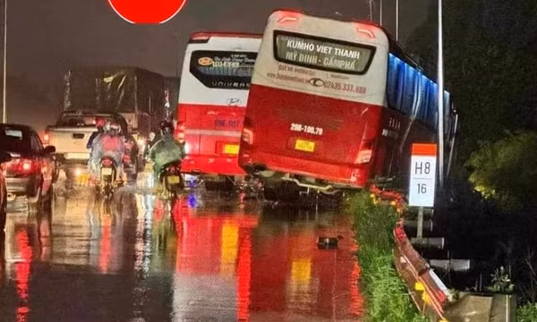 Xe tải lấn làn khiến 2 xe khách "dồn toa" trên QL18 làm 1 người tử vong tại chỗ