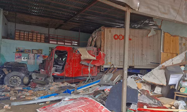 Xe container tông chết 3 người khi vượt ôtô khác, tốc độ 84 km/h