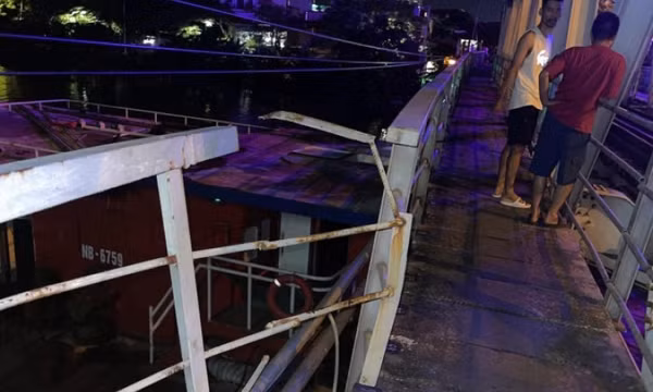 Tàu hàng đâm lệch cầu đường sắt