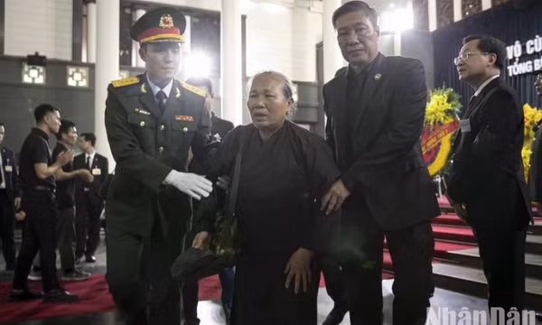 Người dân xúc động khi vào viếng Tổng Bí thư Nguyễn Phú Trọng