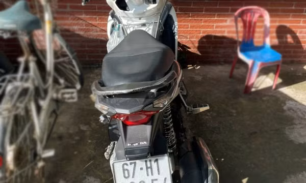 Hi hữu: Trộm nhầm xe hết xăng của người vợ lại xin tiền người chồng để đổ xăng