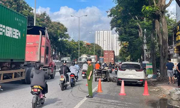 Tránh ô tô dừng đỗ trên đường, xe máy va chạm với xe đầu kéo khiến một người tử vong