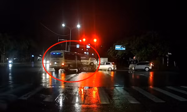 Ô tô khách vượt đèn đỏ đâm lật xe tải rồi bỏ chạy ở Hà Nội