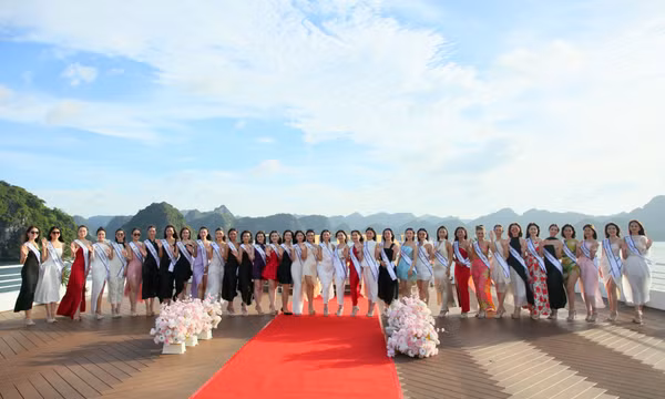 Người đẹp du lịch khoe sắc giữa Vịnh di sản