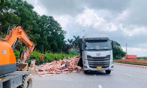 Thùng xe container bất ngờ bật chốt, hàng nghìn tấm gạch rơi xuống đường