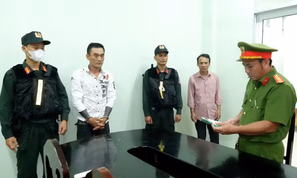 Dùng vỏ điện thoại thế chấp cầm đồ rồi giở thói côn đồ
