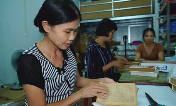 Người "tái sinh" những trang sách cũ