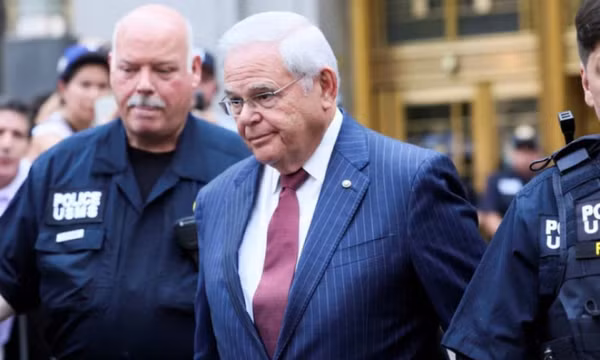 Thượng nghị sĩ Mỹ Bob Menendez từ chức vì nhận hối lộ