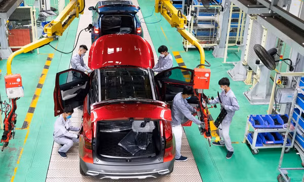Bộ Tài chính kiến nghị không giảm 50% phí trước bạ ô tô trong nước