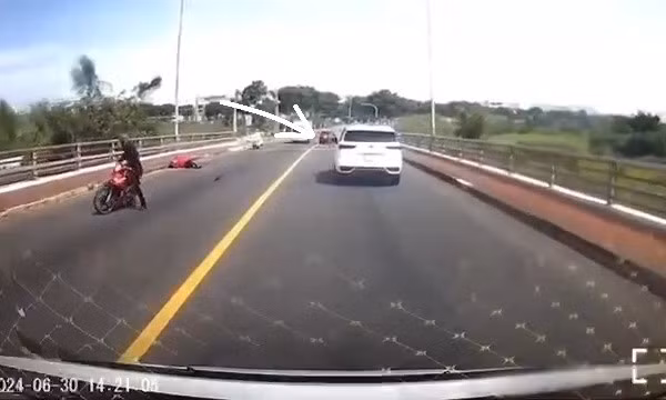 Ô tô "điên" lao qua làn đường ngược chiều, đâm văng người đi xe máy