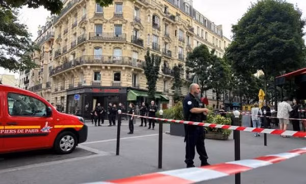Pháp: Ôtô lao vào quán càphê ở Paris khiến 1 người chết, 6 người bị thương