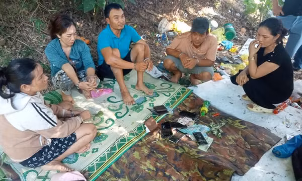 Ra nghĩa địa lập sới bạc để né cơ quan chức năng