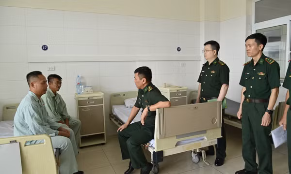 Thăm, động viên cán bộ Biên phòng bị thương khi làm nhiệm vụ trên biển