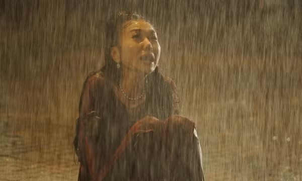 Siêu mẫu Thanh Hằng ngồi bệt vỉa hè, khóc nức nở dưới mưa lúc 4h sáng