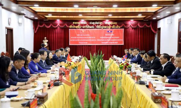 Bí thư Tỉnh ủy Quản Minh Cường hội kiến với Bí thư Tỉnh ủy Luông Pha Băng (Lào), tháng 6-2026
