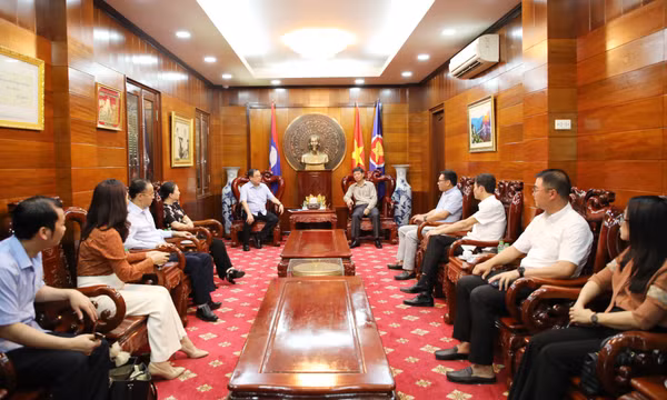 Bí thư Tỉnh ủy Quản Minh Cường chào xã giao Tổng Lãnh sự Việt Nam tại Luông Pha Băng (Lào)