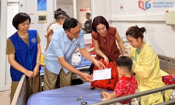 Trao quà cho trẻ em có hoàn cảnh khó khăn nhân Ngày Quốc tế Thiếu nhi 1/6