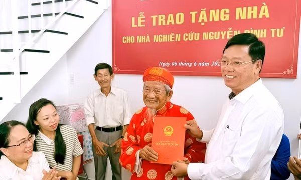 Nhà nghiên cứu Nguyễn Đình Tư nhận căn hộ mới ở tuổi 106