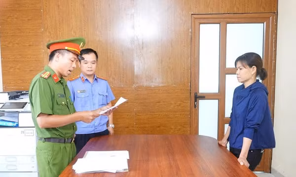 Khởi tố chủ cửa hàng hải sản dùng vòi xịt tăng áp phun nước vào mặt bà bán rau