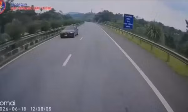 Đi ngược chiều trên cao tốc Nội Bài - Lào Cai, tài xế bị xử phạt 35 triệu đồng, trừ 10 điểm GPLX