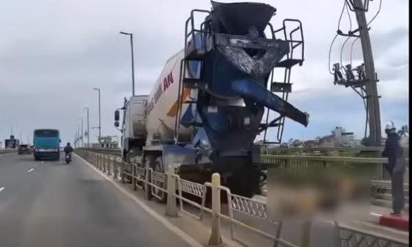 Người đi xe máy tử vong trên cầu Nhật Tân, nghi va chạm xe bồn