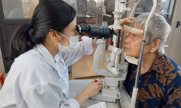 Phường Hiệp Hòa gần 200 người dân được khám sàng lọc phát hiện mù loà và các bệnh lý về mắt