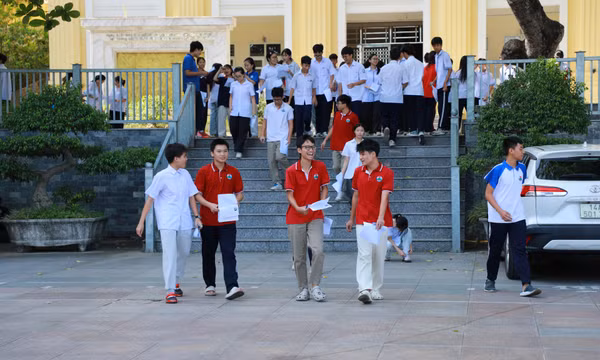 Thí sinh hoàn thành bài thi ngoại ngữ, kết thúc ngày thi đầu Kỳ thi tuyển sinh lớp 10 THPT
